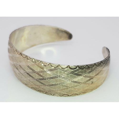 410 - A Sterling Silver Cuff Bracelet with Diamond Etched Pattern. Hallmarked 925. Weight 20.69gr. Please ... 