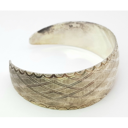 410 - A Sterling Silver Cuff Bracelet with Diamond Etched Pattern. Hallmarked 925. Weight 20.69gr. Please ... 