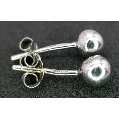 513 - A pair of 10k white gold ball stud earrings. 0.9g total weight.
SH2487I.