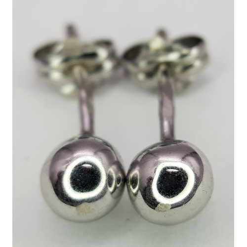 513 - A pair of 10k white gold ball stud earrings. 0.9g total weight.
SH2487I.