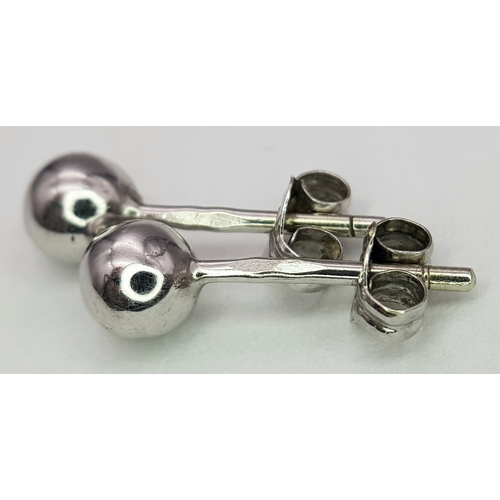 513 - A pair of 10k white gold ball stud earrings. 0.9g total weight.
SH2487I.
