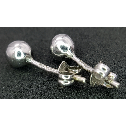 513 - A pair of 10k white gold ball stud earrings. 0.9g total weight.
SH2487I.
