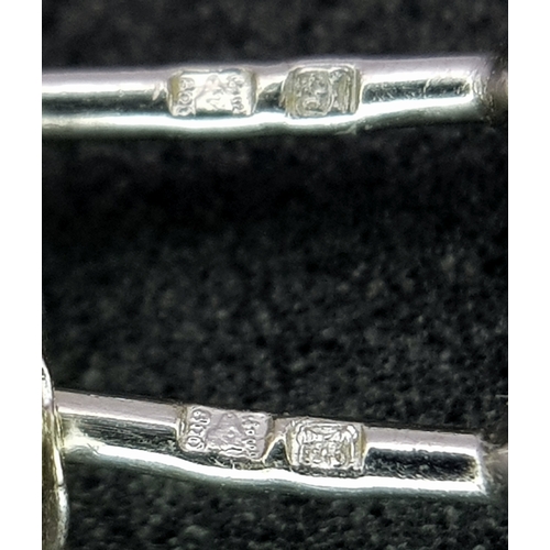 513 - A pair of 10k white gold ball stud earrings. 0.9g total weight.
SH2487I.