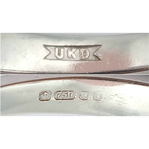 230 - An 18K White Gold, Diamond And Tanzanite Ring. 2.4G, Size M/N. Sc 6053