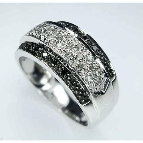 383 - A 9K White Gold, Diamond Set Ring. 0.33Tcw, 3.9G, Size M. Sc 6008