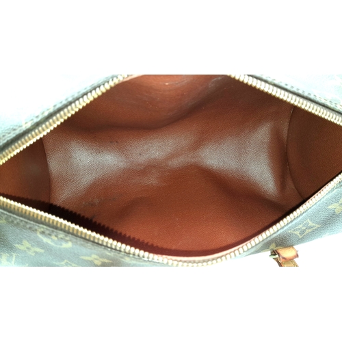 204 - A Louis Vuitton Monogram Papillon 26 Hand Bag. Crafted in brown LV monogram coated canvas with light... 