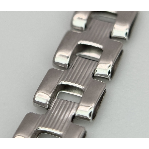 240 - A 9K White Gold Y Link Bracelet. 19cm length. 2.11g weight. Comes with presentation box.