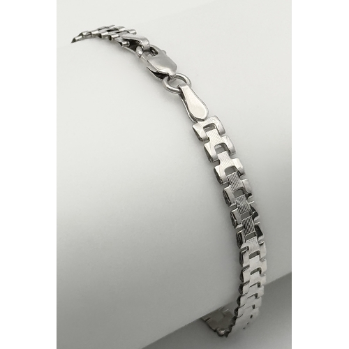 240 - A 9K White Gold Y Link Bracelet. 19cm length. 2.11g weight. Comes with presentation box.