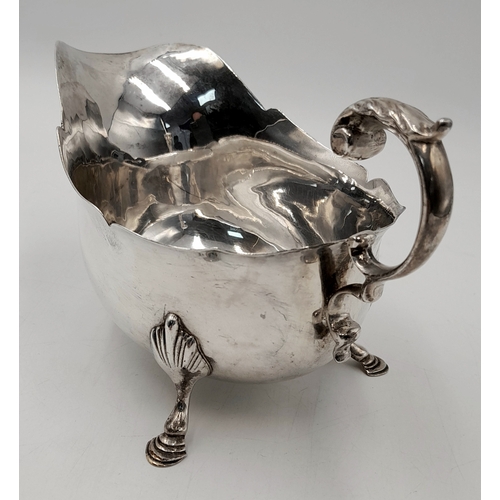 215 - AN ANTIQUE ETRUSCAN SHAPED SOLID SILVER FOOTED GRAVY BOAT HALLMARKED 1906 CHESTER,       202gms