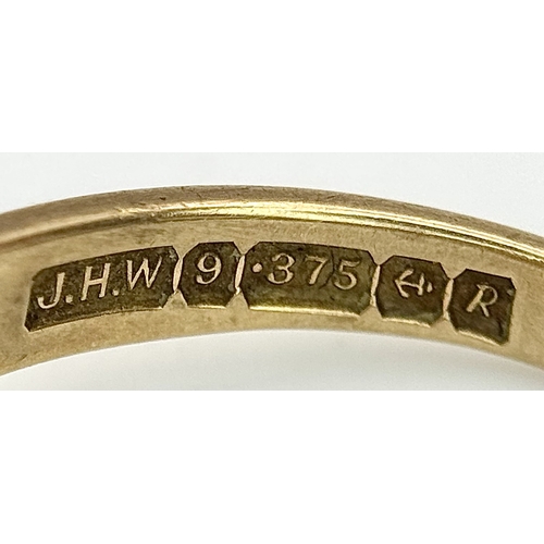 59 - A VINTAGE GENTS SIGNET RING IN 9K GOLD WITH THE INITIAL 
