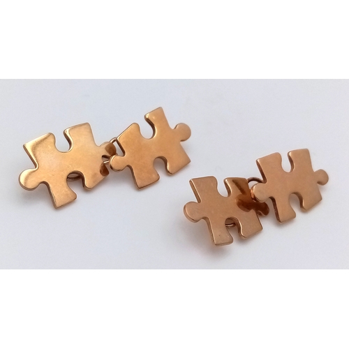 374 - A PAIR OF JIGSAW SHAPED CHAIN LINKED CUFFLINKS IN 9K GOLD .      4.5gms