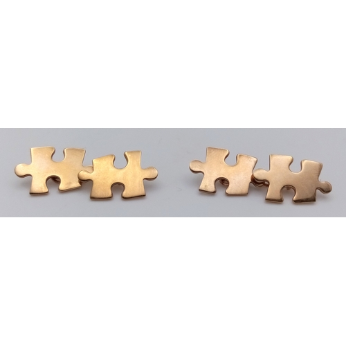 374 - A PAIR OF JIGSAW SHAPED CHAIN LINKED CUFFLINKS IN 9K GOLD .      4.5gms