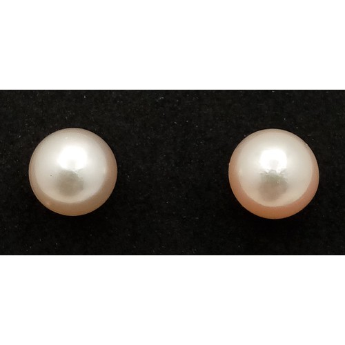 167 - A Pair of 18K Gold and Pearl Stud Earrings. Pearl - 6/7mm. 2g total weight.