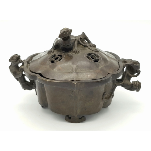 326 - An antique Chinese Bronze Censer Lid, Qianlong Mark. Height: 11 cm (incl. finial), Diameter: approx.... 