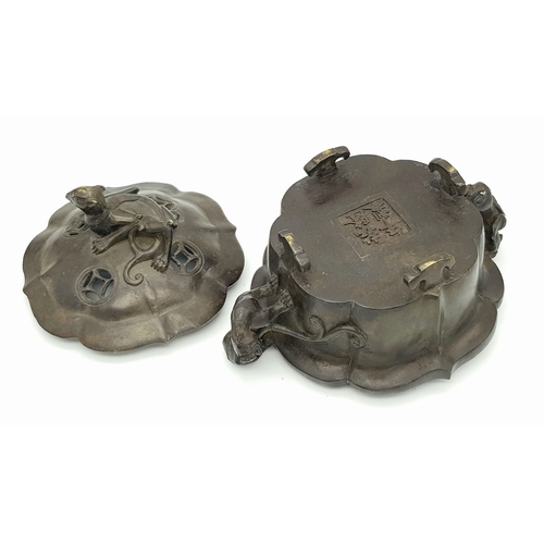 326 - An antique Chinese Bronze Censer Lid, Qianlong Mark. Height: 11 cm (incl. finial), Diameter: approx.... 