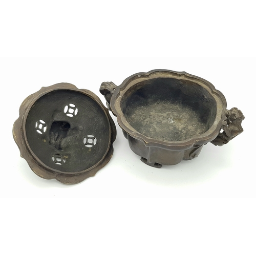 326 - An antique Chinese Bronze Censer Lid, Qianlong Mark. Height: 11 cm (incl. finial), Diameter: approx.... 
