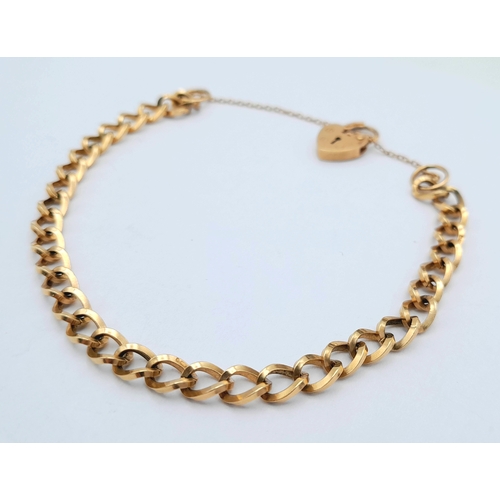 494 - A 9K Yellow Gold Curb Bracelet with Heart Clasp. 17cm. 8.15g.