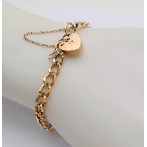 494 - A 9K Yellow Gold Curb Bracelet with Heart Clasp. 17cm. 8.15g.