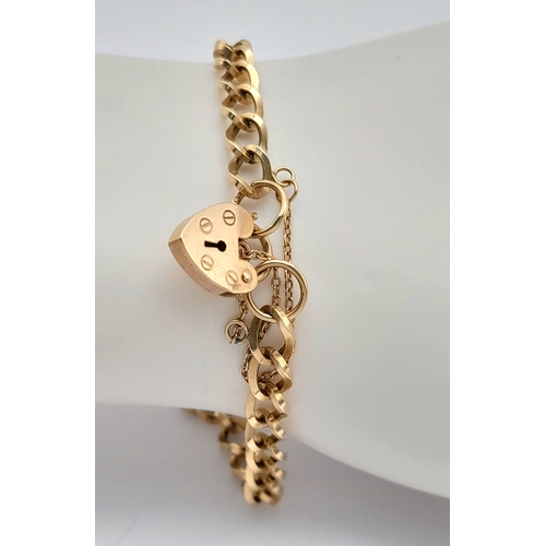 494 - A 9K Yellow Gold Curb Bracelet with Heart Clasp. 17cm. 8.15g.