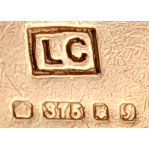 494 - A 9K Yellow Gold Curb Bracelet with Heart Clasp. 17cm. 8.15g.