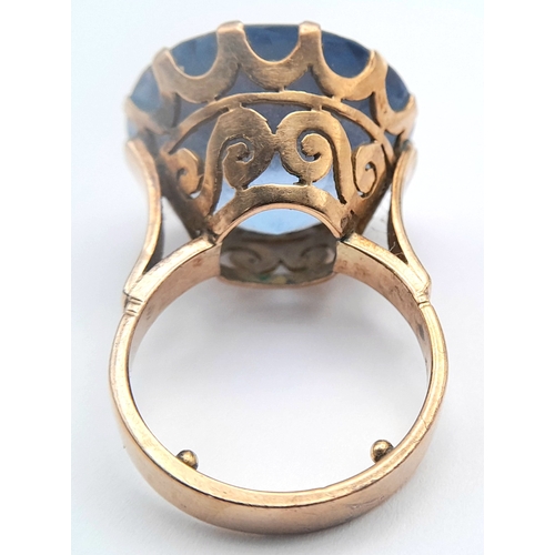 73 - A Gorgeous Vintage 14K Yellow Gold Large Aquamarine Cocktail Ring. A c.25ct beautifully faceted roun... 