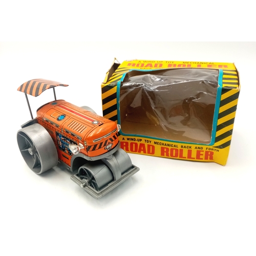 334 - A vintage, boxed tin plate road roller. good condition. Please see photos.