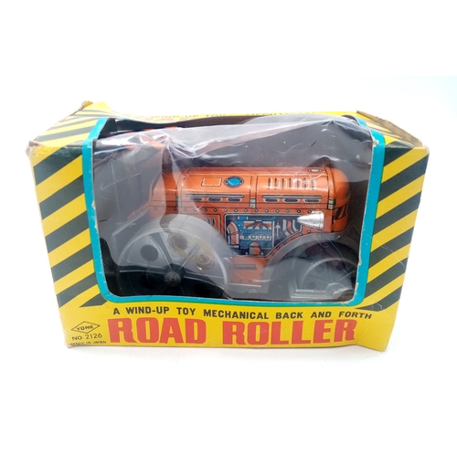 334 - A vintage, boxed tin plate road roller. good condition. Please see photos.