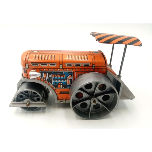 334 - A vintage, boxed tin plate road roller. good condition. Please see photos.