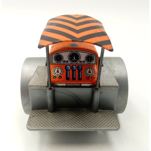 334 - A vintage, boxed tin plate road roller. good condition. Please see photos.