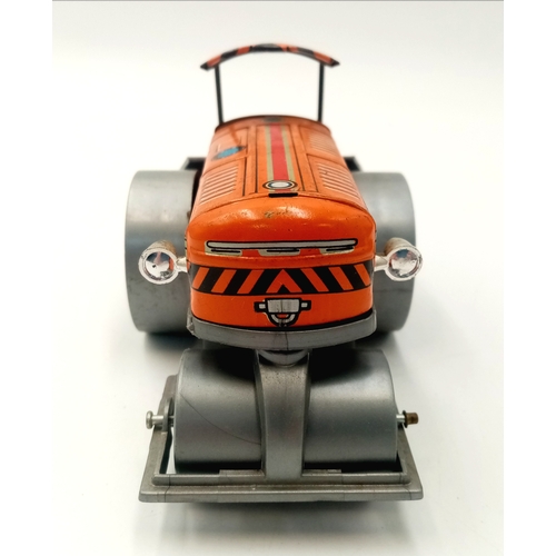 334 - A vintage, boxed tin plate road roller. good condition. Please see photos.