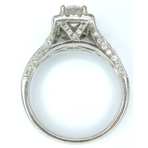 87 - AN 18K WHITE GOLD, DIAMOND SET RING. 1.00 CTW ( MAIN DIAMOND IS 0.65CT ). 3.5G, SIZE L. SPSA 1013