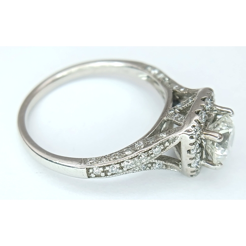 87 - AN 18K WHITE GOLD, DIAMOND SET RING. 1.00 CTW ( MAIN DIAMOND IS 0.65CT ). 3.5G, SIZE L. SPSA 1013