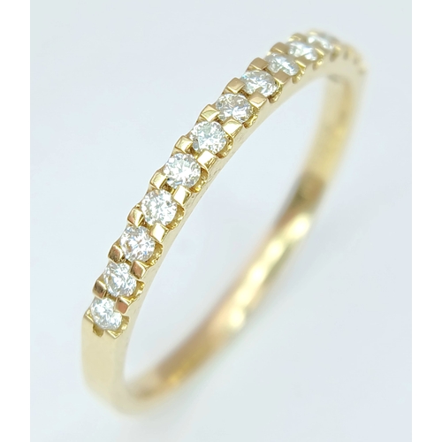 194 - AN 18K YELLOW GOLD, DIAMOND SET, HALF ETERNITY RING. 0.25 CTW. 2.2G, SIZE R. SPSA 1014