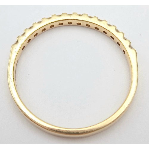194 - AN 18K YELLOW GOLD, DIAMOND SET, HALF ETERNITY RING. 0.25 CTW. 2.2G, SIZE R. SPSA 1014