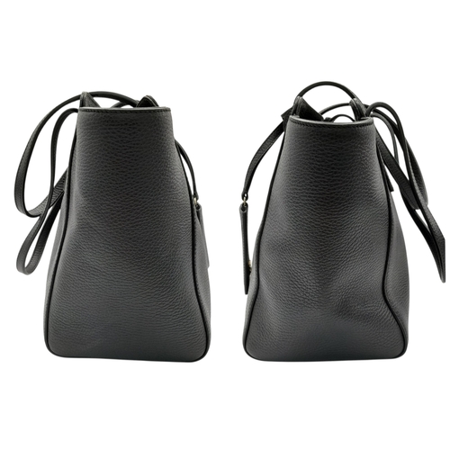 211 - A Gucci Swing Tote Bag. Black grained leather exterior with dual shoulder straps, detachable leather... 