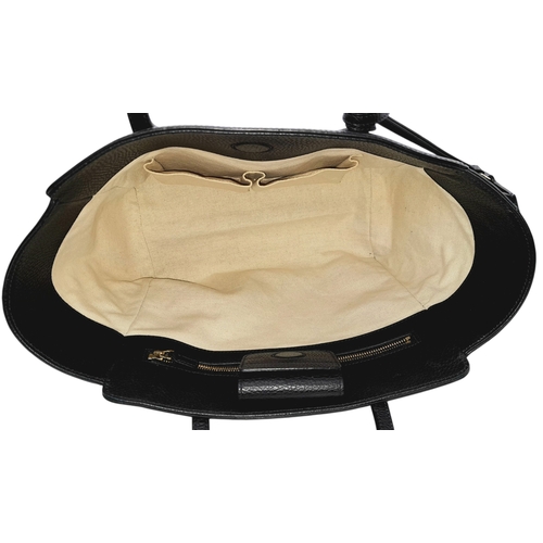 211 - A Gucci Swing Tote Bag. Black grained leather exterior with dual shoulder straps, detachable leather... 