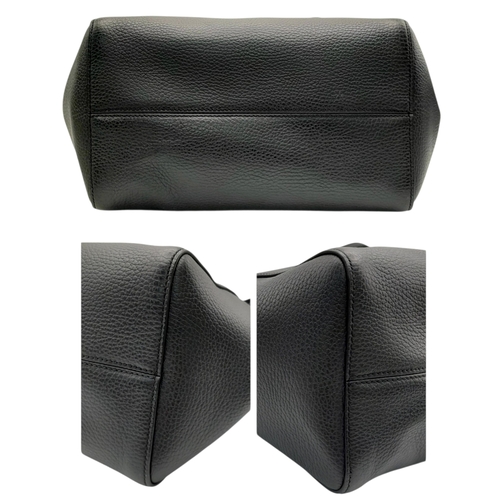 211 - A Gucci Swing Tote Bag. Black grained leather exterior with dual shoulder straps, detachable leather... 