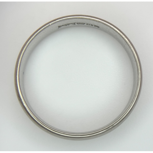 307 - A 9K Gold Band Ring. UK Hallmarks. 5mm width. Size M. 2.5g