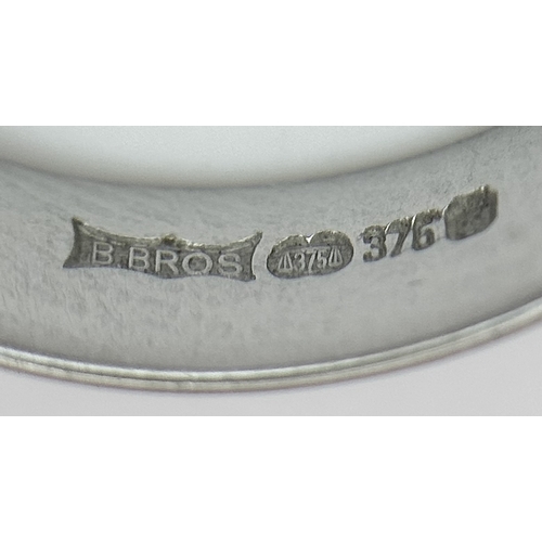 307 - A 9K Gold Band Ring. UK Hallmarks. 5mm width. Size M. 2.5g