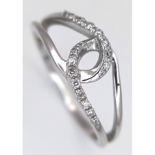 320 - A 9K WHITE GOLD, DIAMOND SET, ENTWINED DESIGN RING. 1.7G, SIZE O. SC 7008