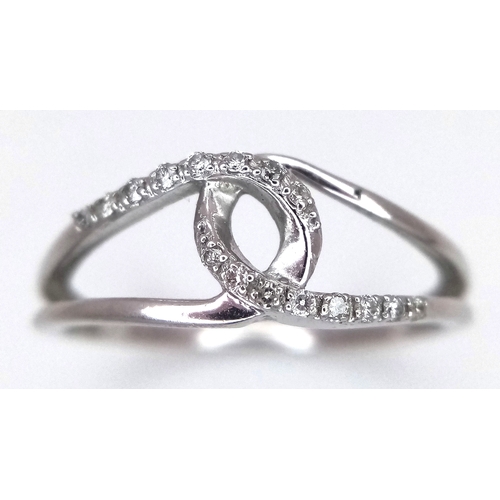 320 - A 9K WHITE GOLD, DIAMOND SET, ENTWINED DESIGN RING. 1.7G, SIZE O. SC 7008