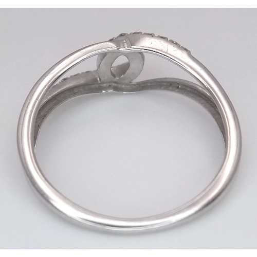 320 - A 9K WHITE GOLD, DIAMOND SET, ENTWINED DESIGN RING. 1.7G, SIZE O. SC 7008