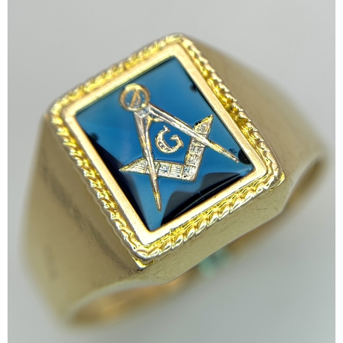 323 - A 14K Yellow Gold and Blue Stone Gents Masonic Signet Ring. Size T. 6.45g. Ref: 27614.