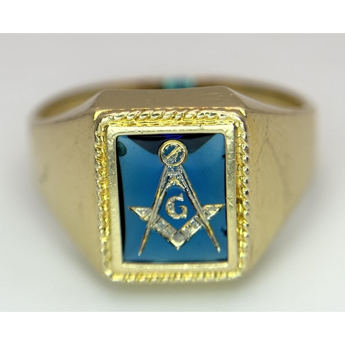 323 - A 14K Yellow Gold and Blue Stone Gents Masonic Signet Ring. Size T. 6.45g. Ref: 27614.