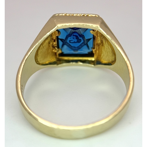 323 - A 14K Yellow Gold and Blue Stone Gents Masonic Signet Ring. Size T. 6.45g. Ref: 27614.