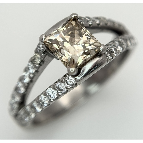 360 - An 18K Yellow Gold Diamond Cocktail Ring. A c.0.80ct radiant cut diamond sits in a split shank havin... 