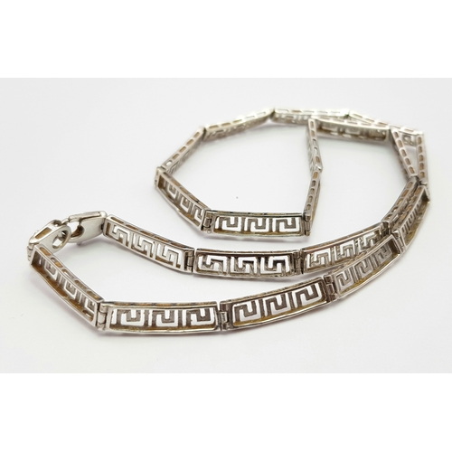 31 - A 14K White Gold Articulated Choker Necklace. Geometric pattern openwork design. 42cm. 14.65g.