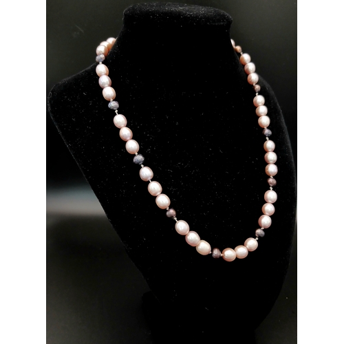 311 - An Eye-catching Freshwater Pearl Necklace with 925 Silver Clasp. Comprising alternating strands of c... 