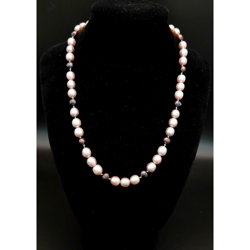 311 - An Eye-catching Freshwater Pearl Necklace with 925 Silver Clasp. Comprising alternating strands of c... 
