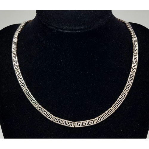 31 - A 14K White Gold Articulated Choker Necklace. Geometric pattern openwork design. 42cm. 14.65g.